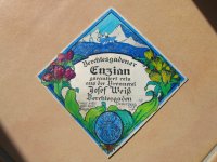 Das-Flaschenetikett-der-Enzian-Brennerei-Josef-Weiß-vom-Doktorberg.JPG